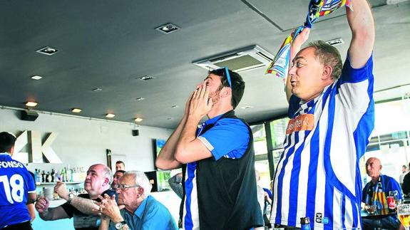Los miembros de la peña celebran el gol de Theo al Athletic a 500 kilómetros de distancia.