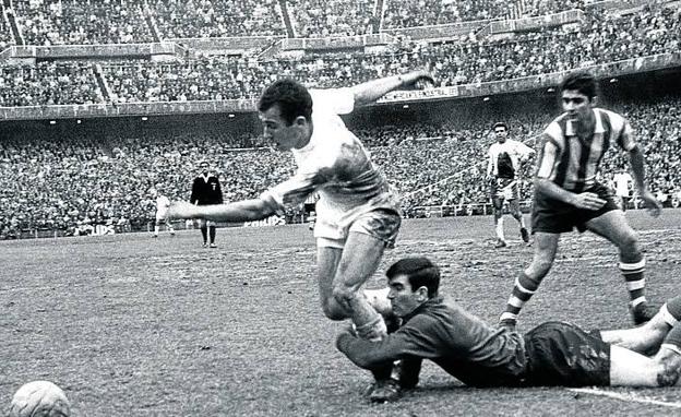 Imagen principal - 1. ¿Penalti? Amancio ha confesado que se tiró en este duelo de Liga en 1968. 2. Bienvenido. El Chopo estrecha la mano de Pavic, su nuevo entrenador. 3. Cara a cara. Dos mitos. Iribar y Cruyff se saludan antes de un Barça-Athletic. 