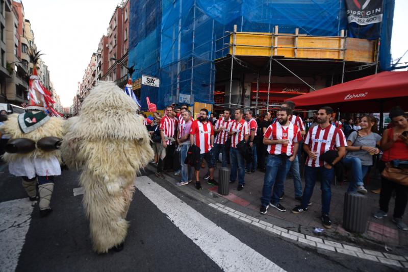 Fotos: Ambiente de derbi en los alrededores de San Mamés