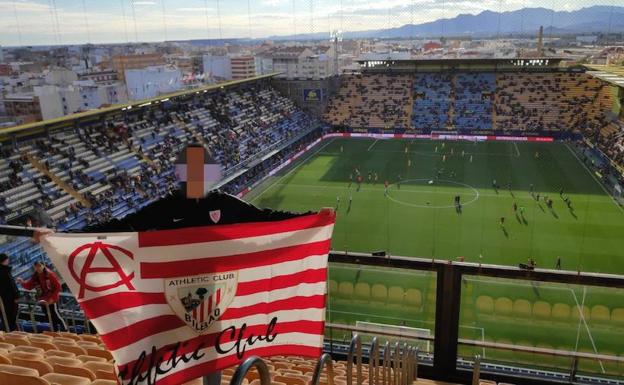 Iker Ardura posa antes del partido en el estadio de La Cerámica con la bandera que le requisaron en el descanso. La foto con su rostro pixelado la ha facilitado él.
