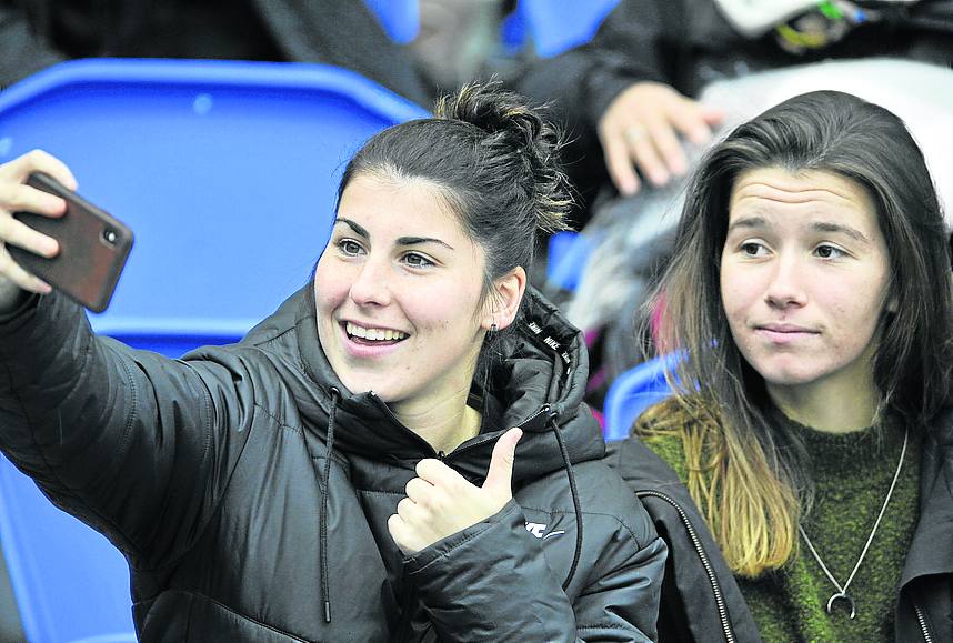 Lucía y Damaris, del Athletic femenino, acudieron ayer a Anoeta.