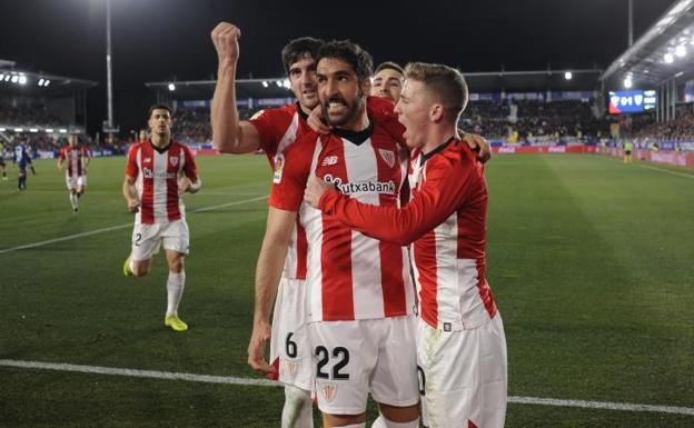 Raúl García celebra eufórico su gol de penalti que dio la victoria al Athletic en Huesca.