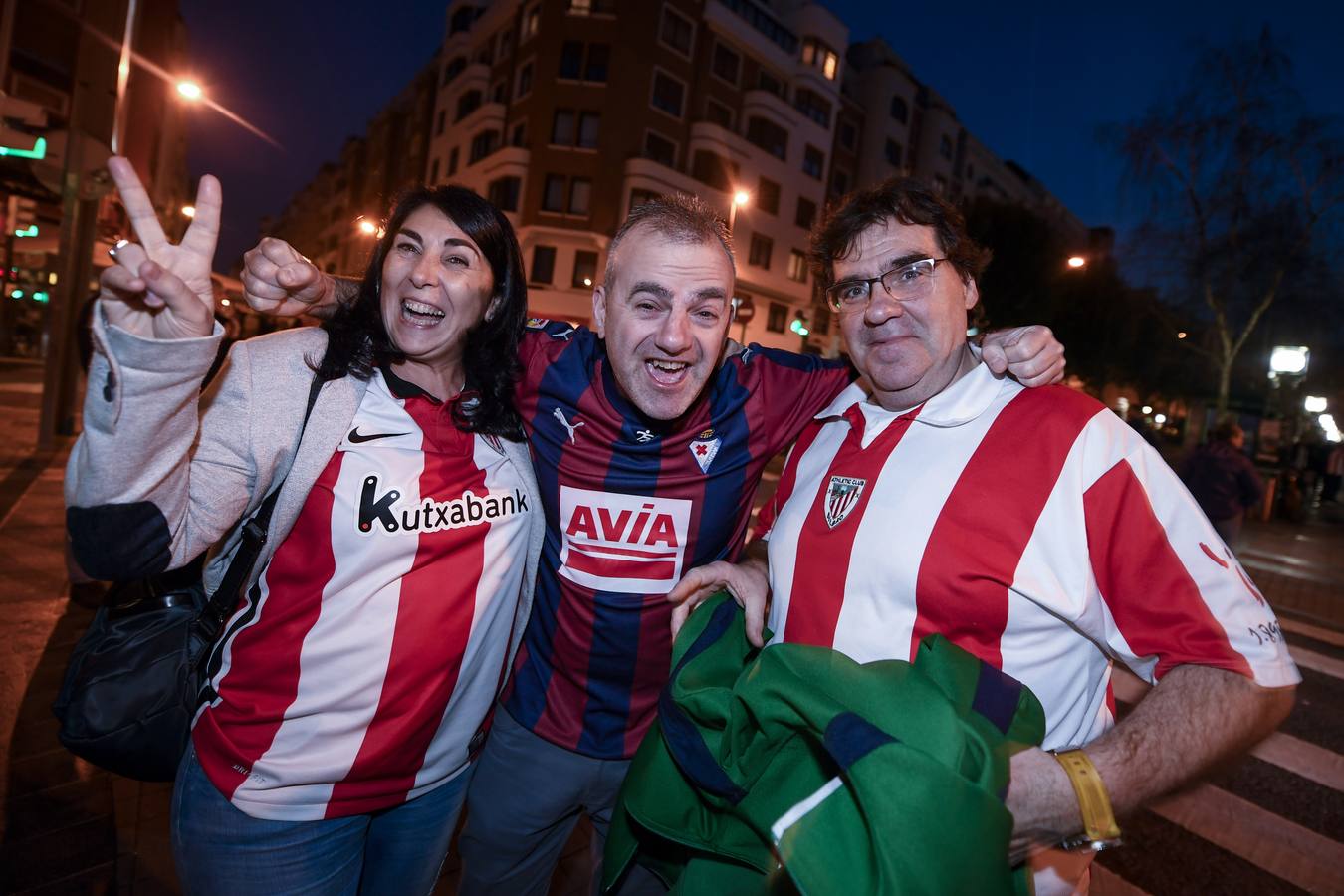 Fotos: Las aficiones del Athletic y Eibar, hermanadas en Bilbao