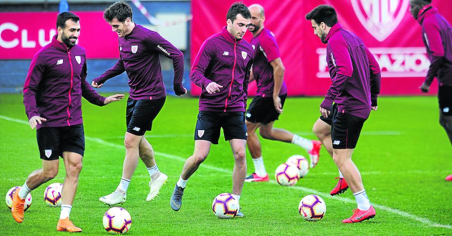 Balenziaga, Ibai, Lekue, Riko y Beñat durante el entrenamiento de ayer en Lezama. 