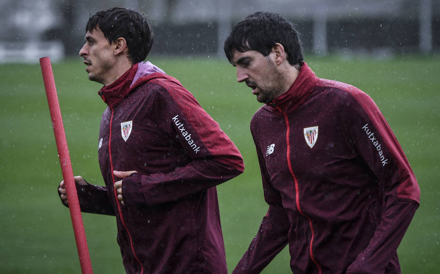 Fotos: Entrenamiento muy físico para la plantilla del Athletic en Lezama