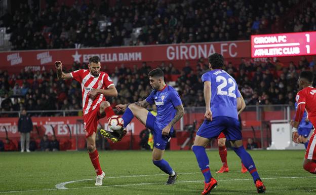 Varios jugadores luchan por un balón.