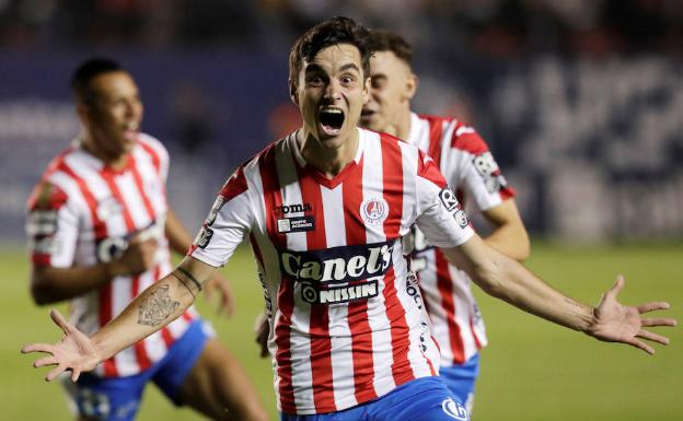 Unai Bilbao celebra eufórico el gol del ascenso del San Luis.