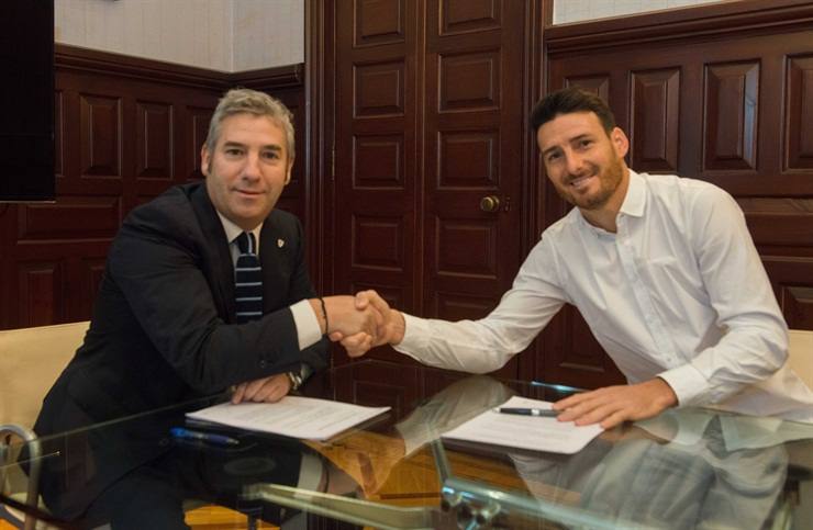 Aduriz firma su renovación con Josu Urrutia.