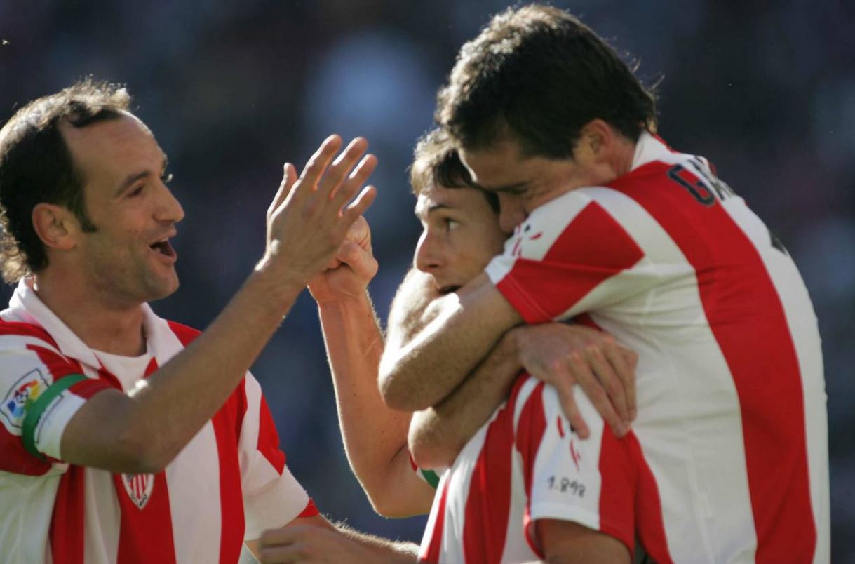 Aduriz celebra un gol con Etxeberria y Gabilondo en su primer regreso al Athletic.