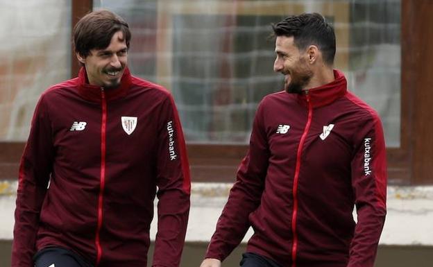 Los jugadores del Athletic Club, Ander Iturraspe y Aritz Aduriz, en el último entrenamiento.