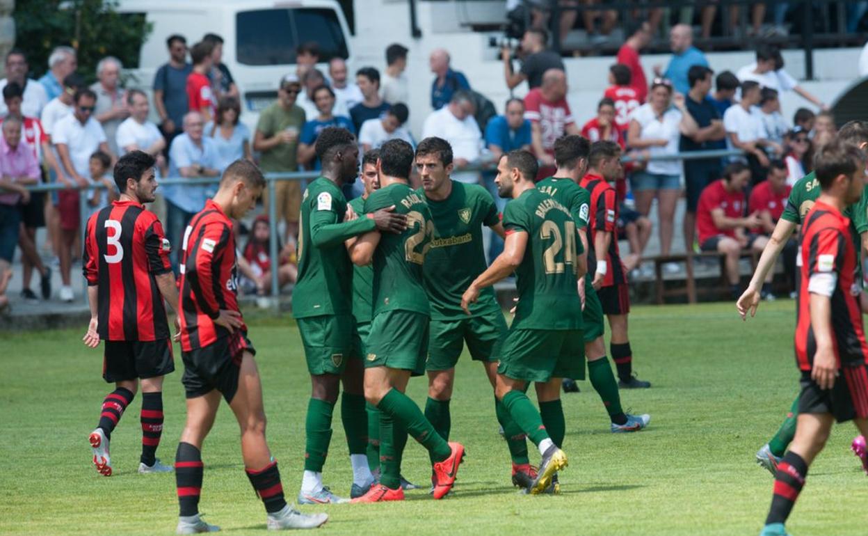 Un lance del partido entre el Arenas y el Athletic.