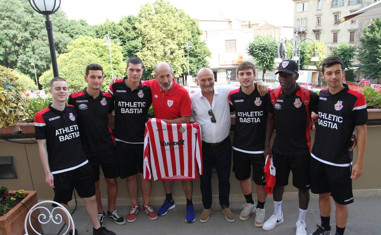 Elizegi, con representantes del Athletic Bastia.