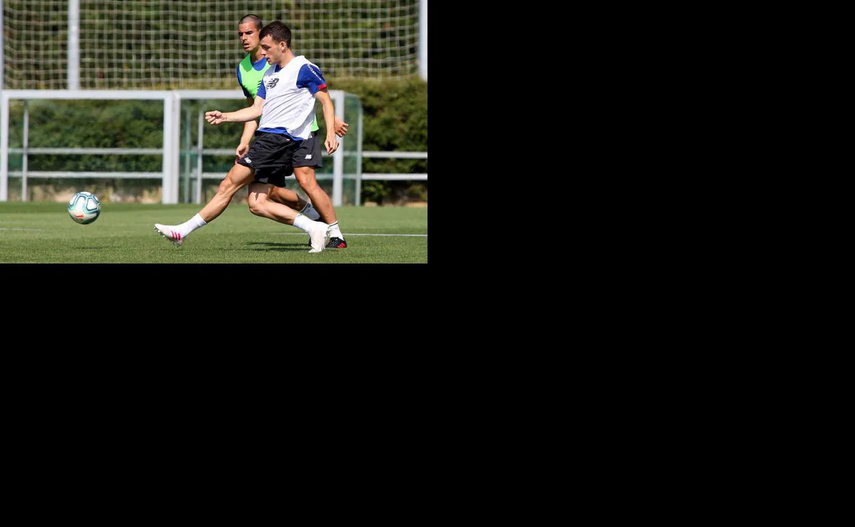 Iñigo Vicente, en un entrenamiento del Athletic.