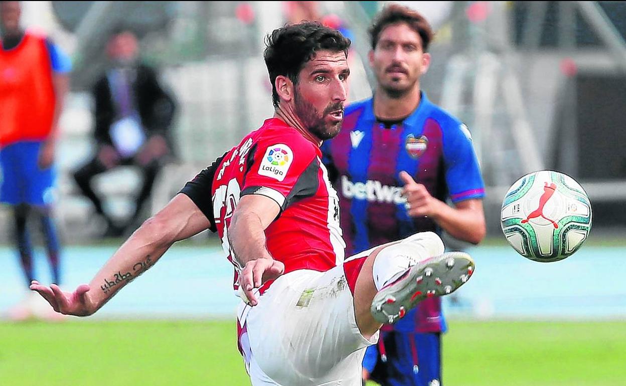 Raúl García tiró del equipo y acabó exhausto durante el partido ante el Levante.