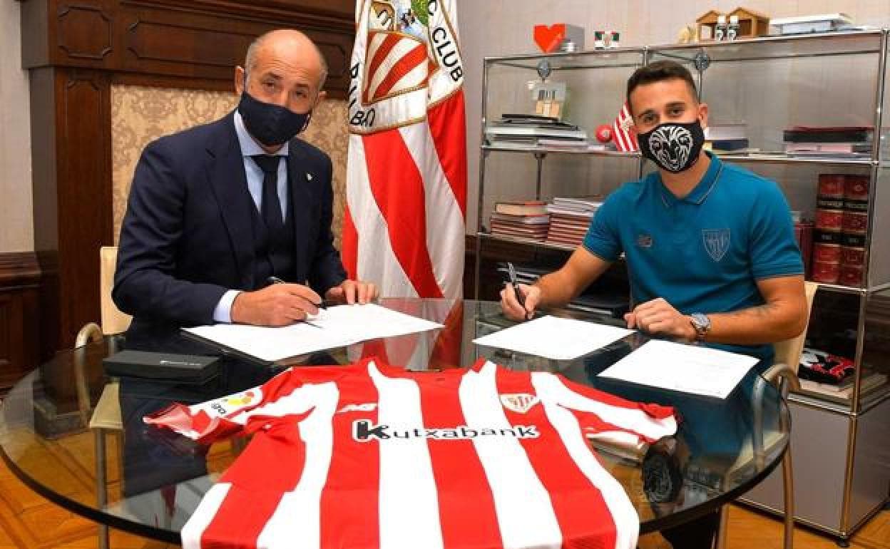 Imagen de la firma del contrato entre Berenguer y el presidente del Athletic