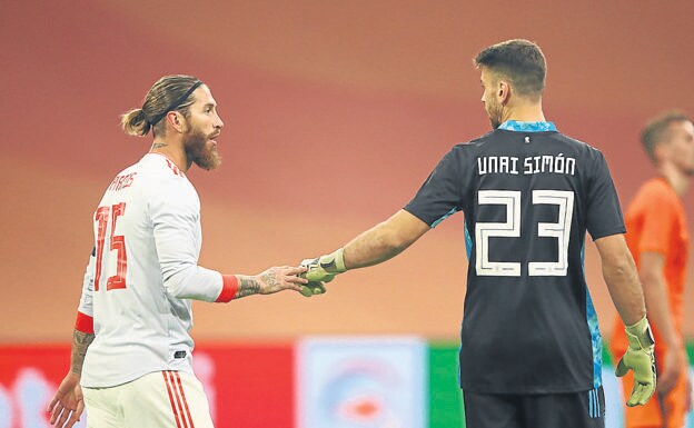 Simón y Ramos se saludan al acabar el partido. 