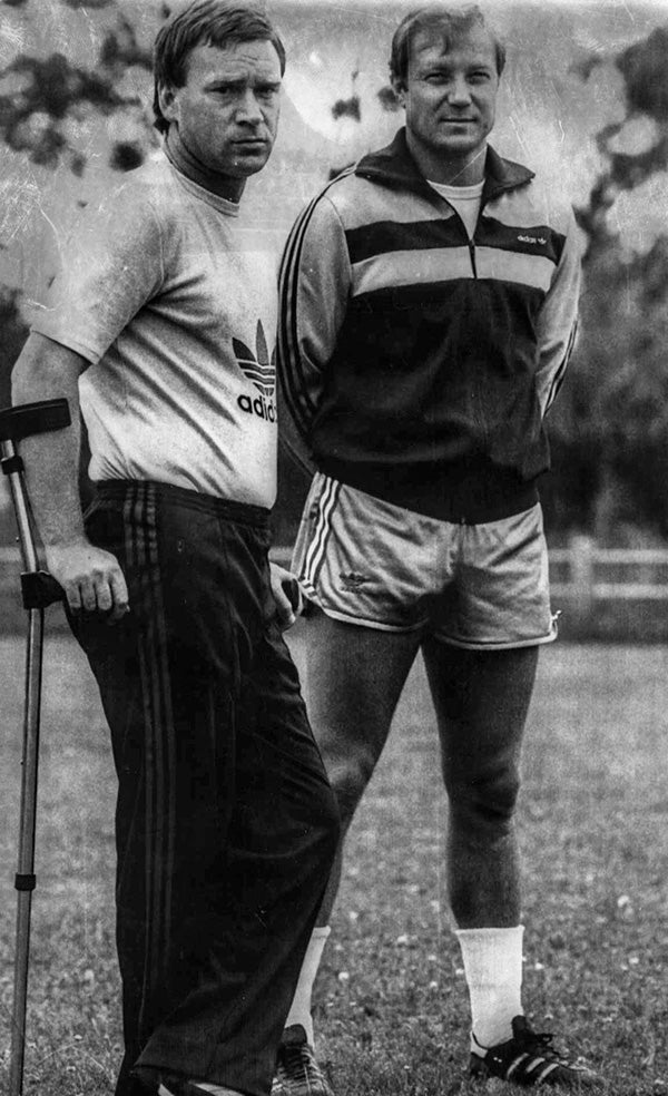 Clemente con muletas y Manolo Delgado, preparador físico del Athletic campeón.