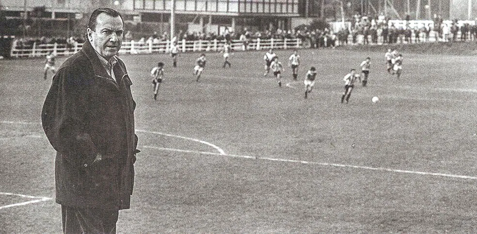 Koldo Agirre dirigió la cantera rojiblanca. En la imagen, posa mientras se disputa un partido en Lezama.