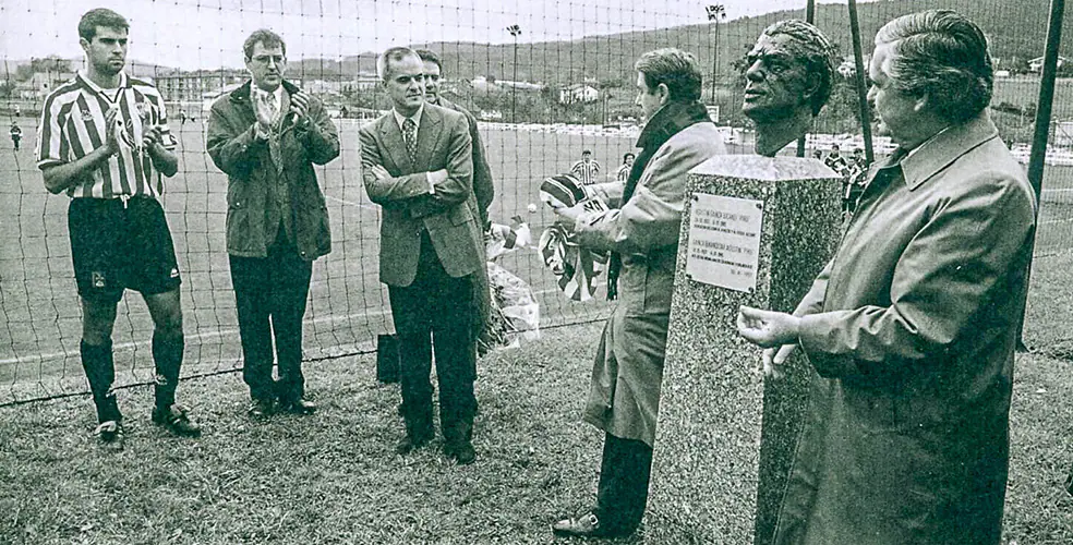 Gaizka Garitano, capitán del Bilbao Athletic, el 30 de noviembre de 1997 en la inauguración en Lezama del busto en honor a 'Piru' Gainza y una tribuna en Lezama que también llevaba el nombre del inolvidable mito rojiblanco.