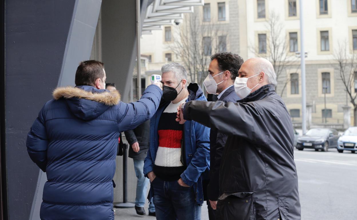 Urrutia ha llegado a San Mamés acompañado de Genar Andrinua y Jon Muñoz, exdirectivos.