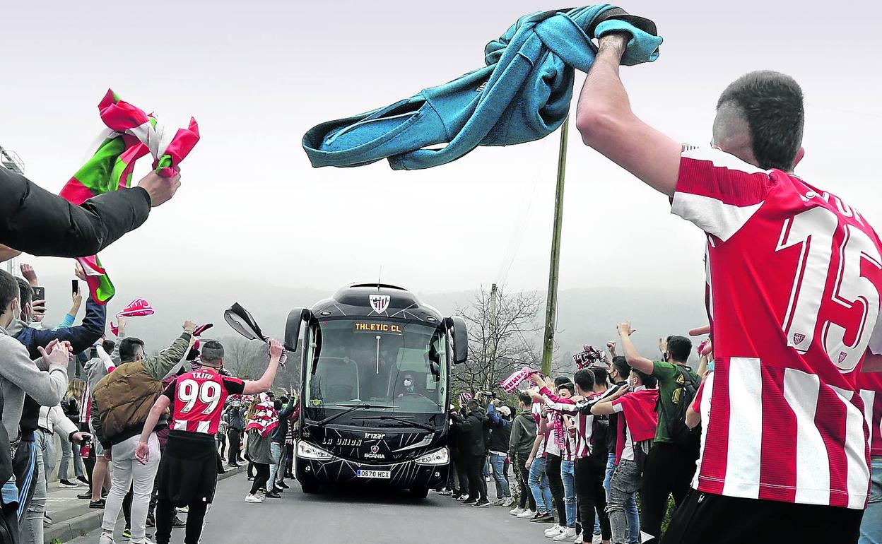 Aficionados reciben el autobús del Athletic en Lezama. 
