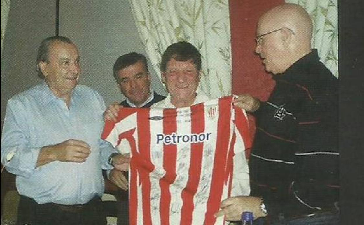 Camiseta de recuerdo. Dani acude habitualmente a las actividades que organiza la peña madrileña.