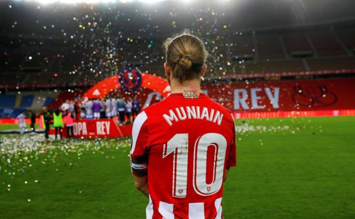 Iker Muniain, capitán del Athletic, observa la celebración de la Real en el césped de La Cartuja