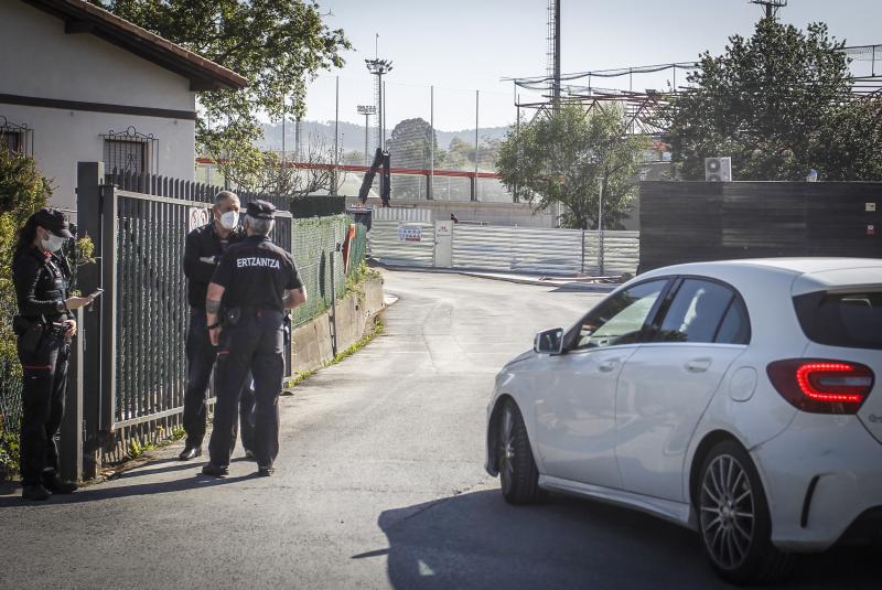 Fotos: Fuerte dispositivo de seguridad para despedir al Athletic en Lezama y Loiu