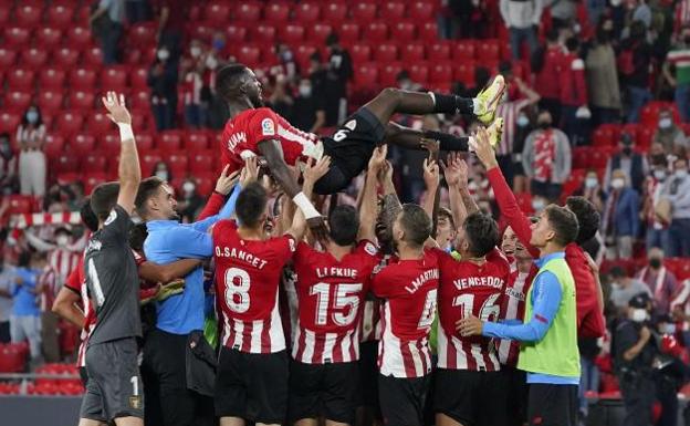 El manteo a Iñaki Williams tras el derbi