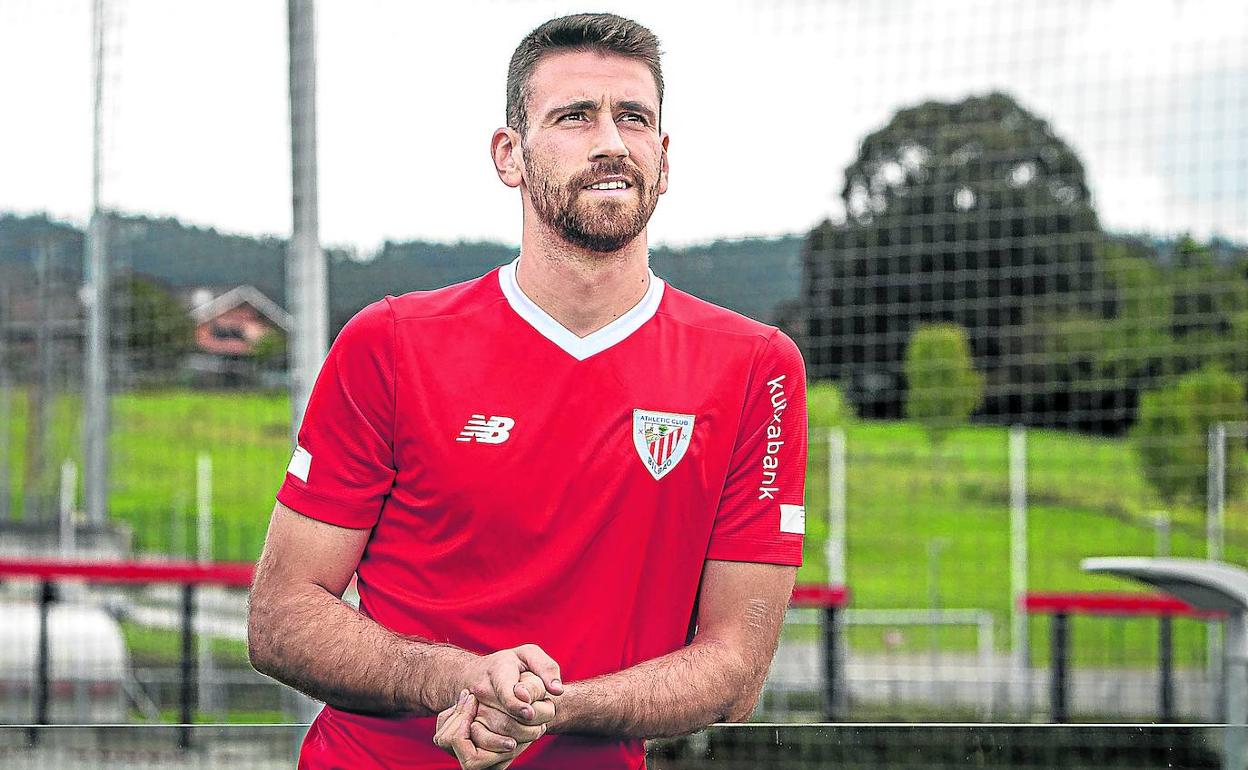 Unai Simón posa sonriente en la terraza del edificio del primer equipo en Lezama. 