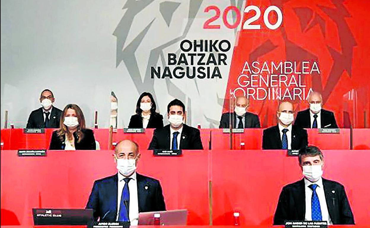 Miembros de la junta directiva en la asamblea celebrada el año pasado, que se desarrolló de forma telemática. 
