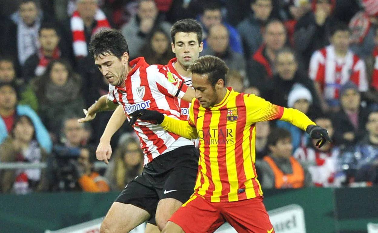 Andoni Iraola y Markel Susaeta, futbolistas del Athletic, pugnan con Neymar, futbolista del Barcelona, durante el partido disputado el 1 de diciembre de 2013 en Bilbao.