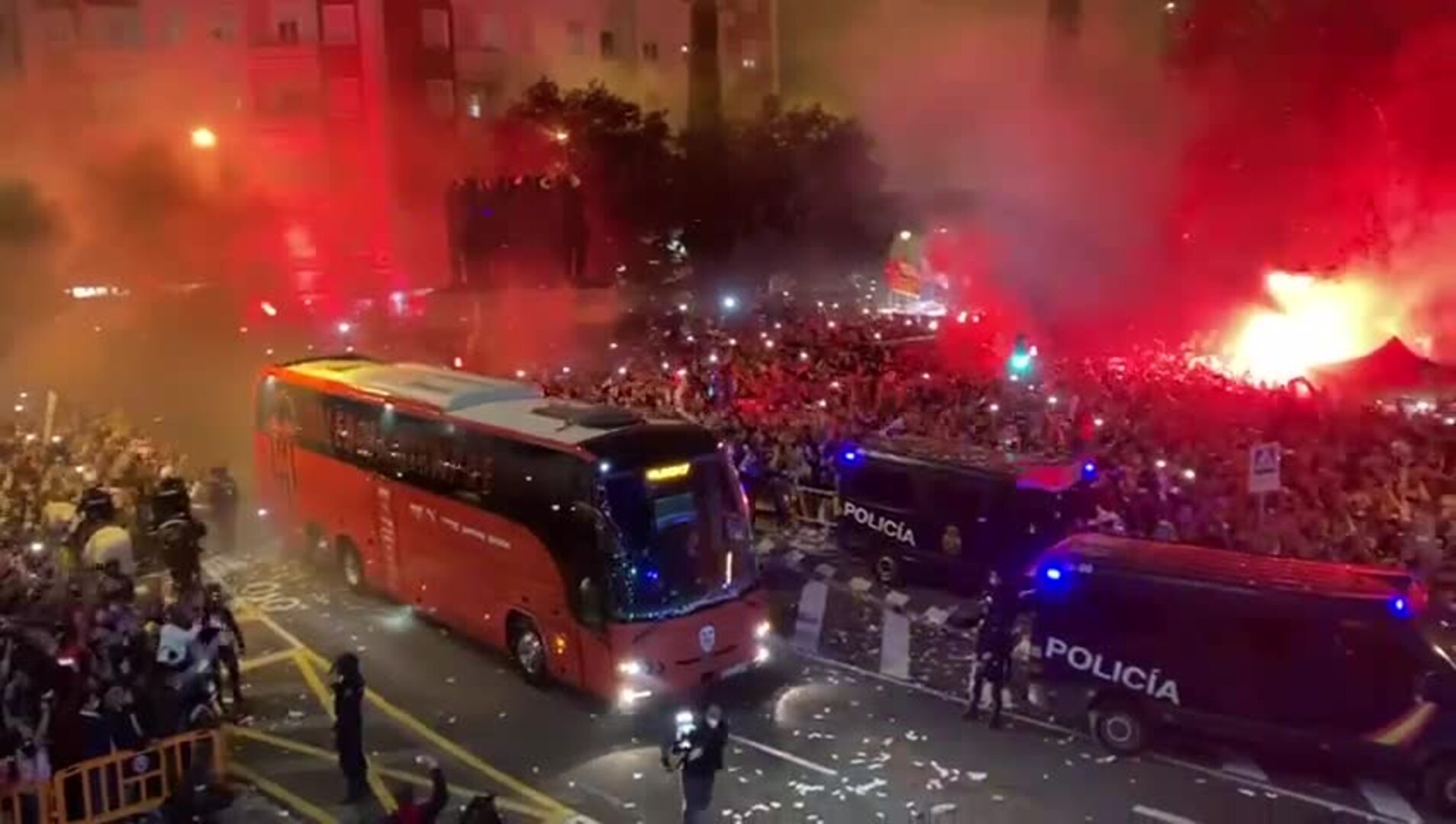 Los aficionados del Valencia arropan al equipo en su traslado a Mestalla