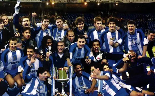 El Deportivo celebra la Copa conquistada en 2002 al Real Madrid en el Santiago Bernabéu, conocida como el 'Centenariazo' por los cien años de los madrileños. 