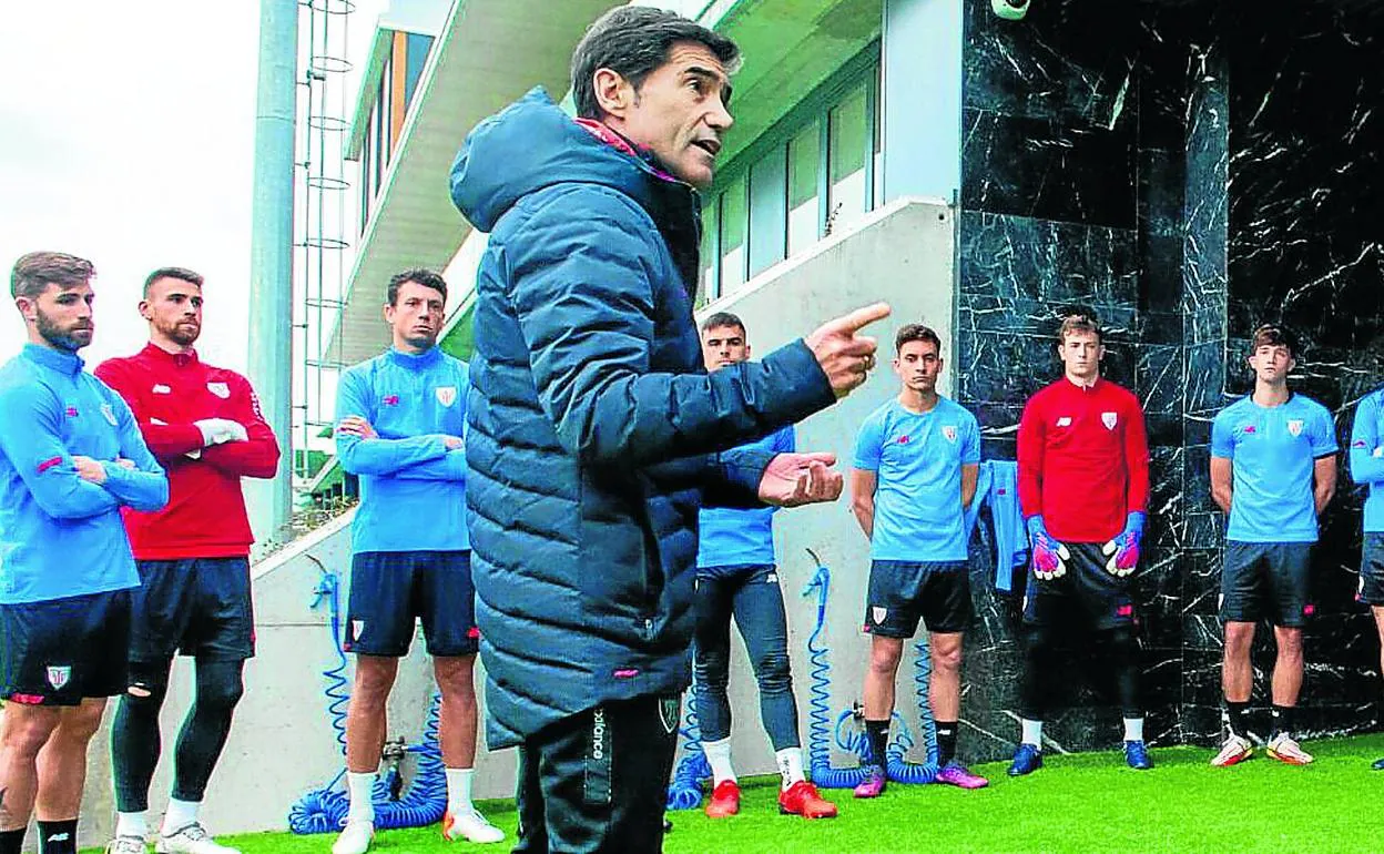 Marcelino charla con sus jugadores -varios de ellos han pedido en público su continuidad- en las instalaciones de Lezama. 