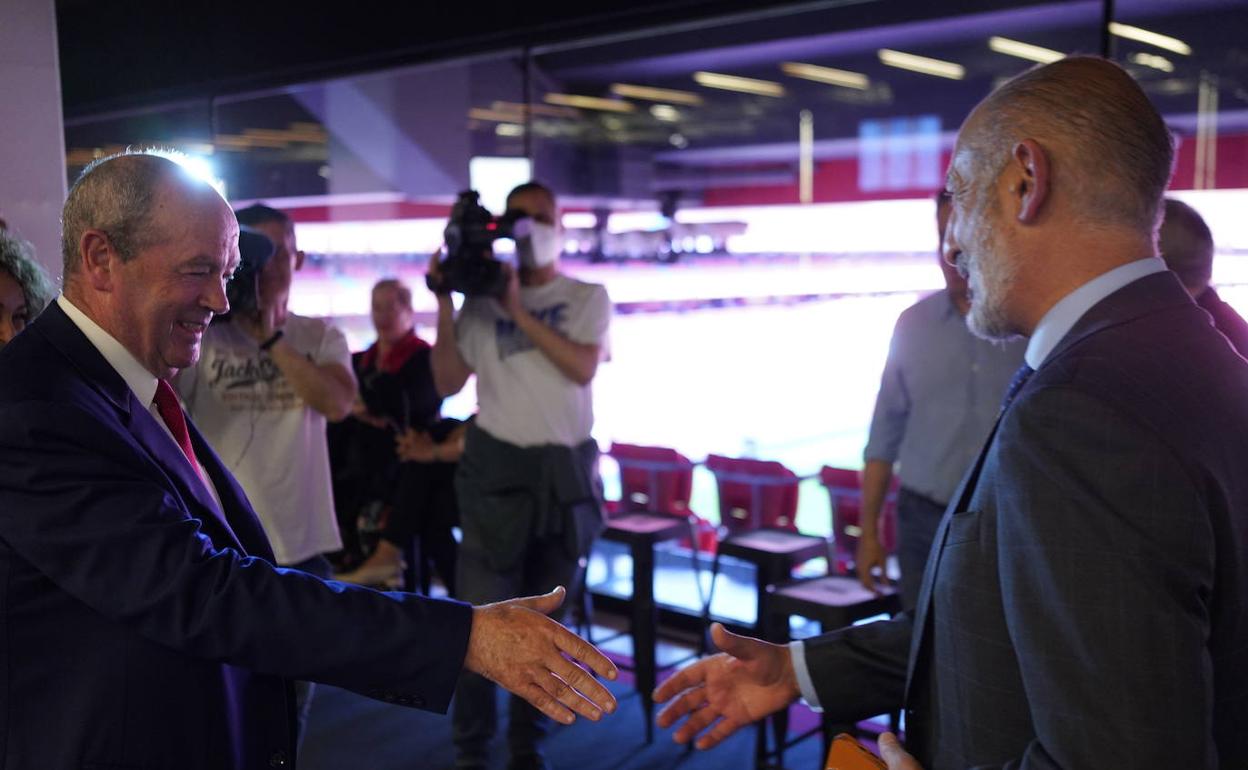 Ricardo Barkala, a la izquierda, saluda a Aitor Elizegi en el acto del 20º aniversario de la Fundación Athletic. 