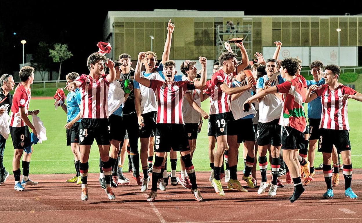 Los cachorros del Juvenil A celebran eufóricos el pase a la final de la Copa de Campeones. 