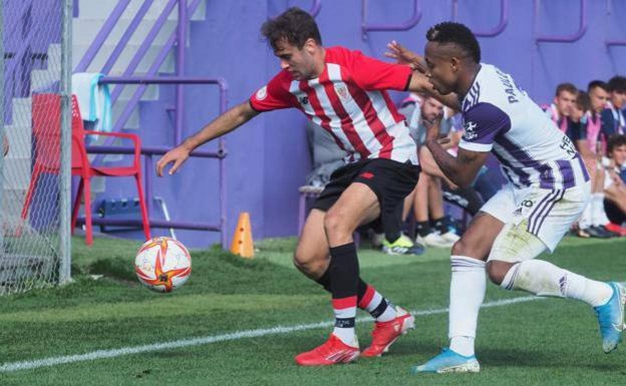 Álvaro Núñez protege un balón ante un jugador del Valladolid B. 