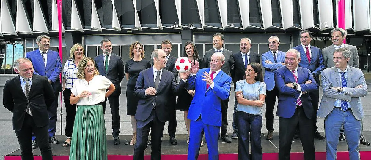 Javier Aldazabal y Ricardo Barkala juegan con un balón en la foto oficial de la plancha del presidente de la Autoridad Portuaria. 