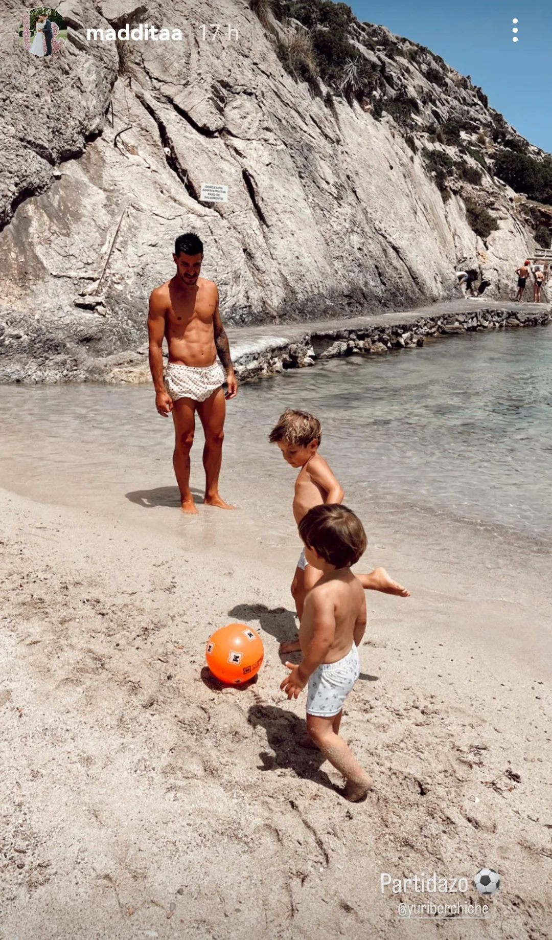 Yuri Berchiche juega un partido con sus hijos en una playa de Mallorca. (19/06)