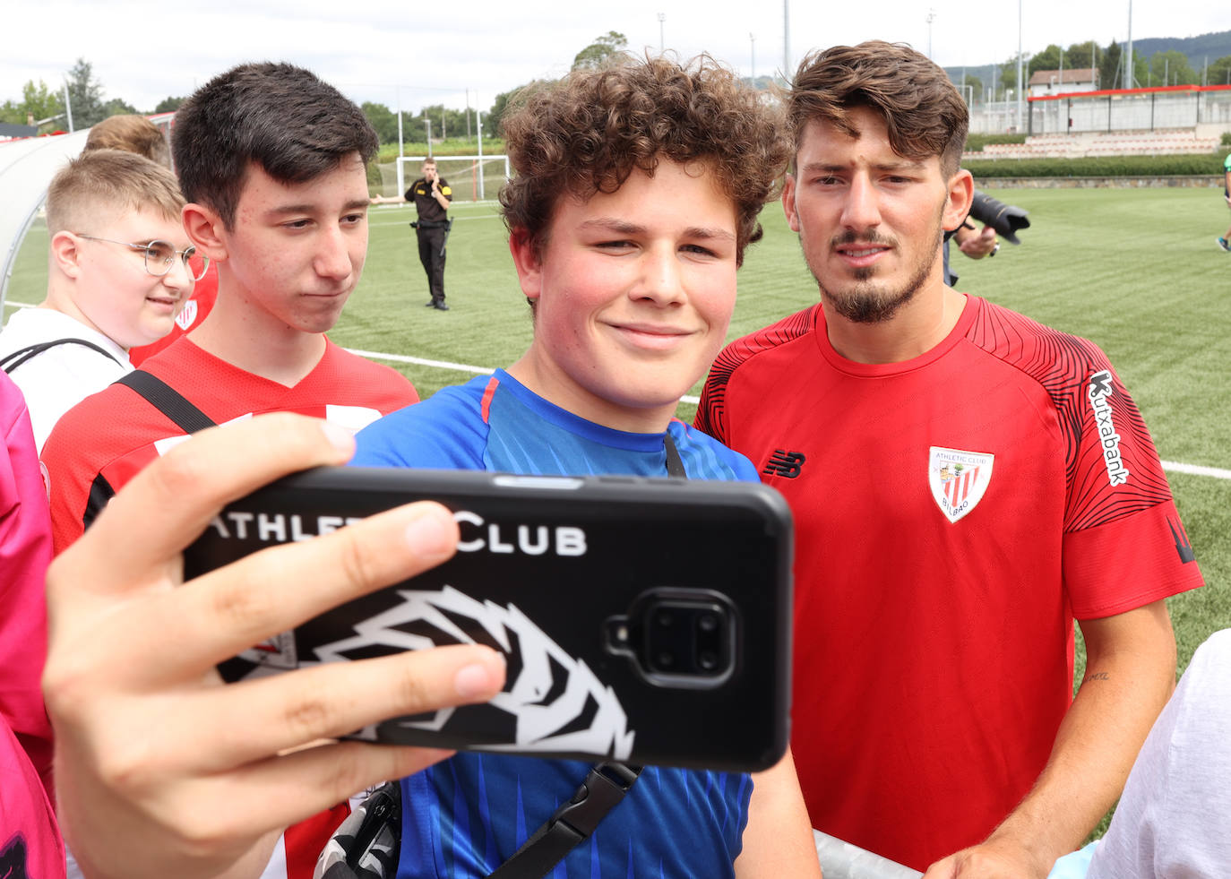 Fotos: Jornada de firmas para la afición en Lezama