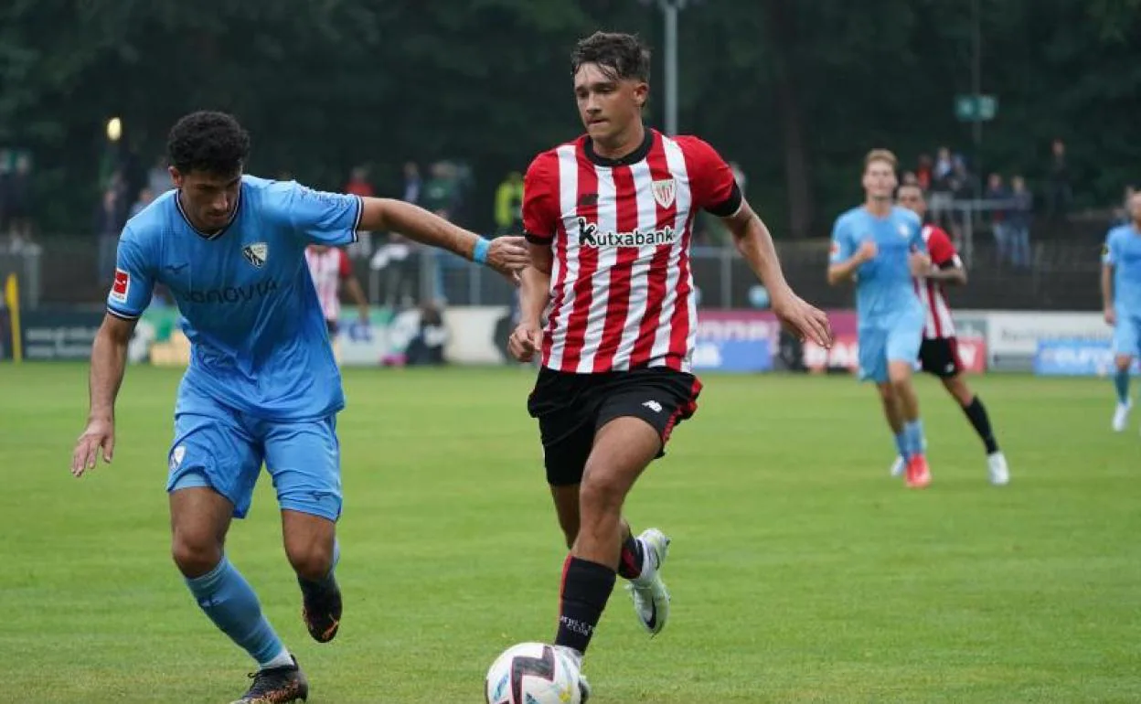 Luis Bilbao encara a un jugador del Bochum. 