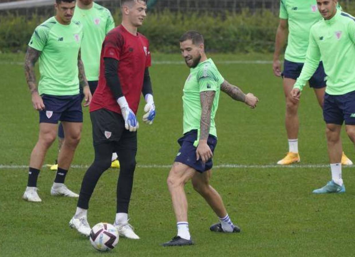 Iñigo Martínez en el entrenamiento de esta mañana. 