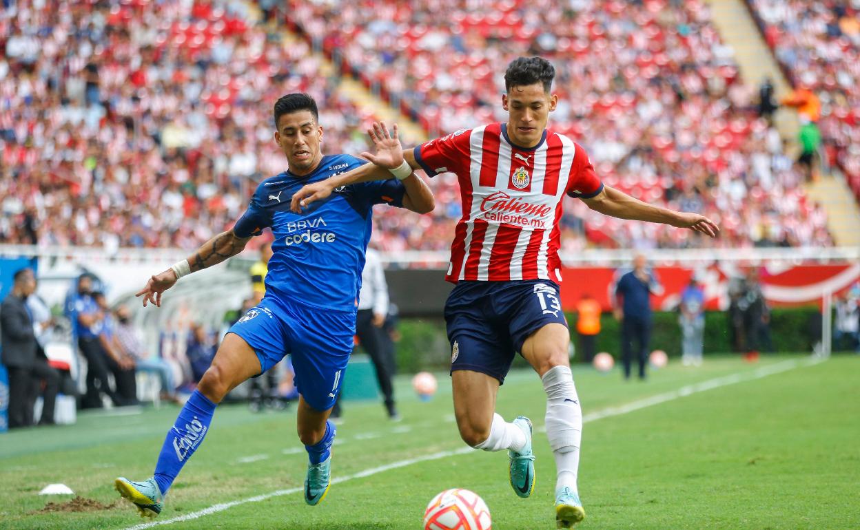 Orozco, de Chivas, a la derecha, conduce ante Meza, de Monterrey, en el estadio del club de Guadalajara.