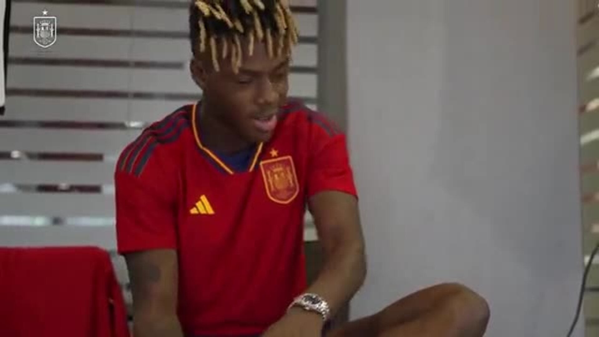 Nico Williams posa con la camiseta de la selección