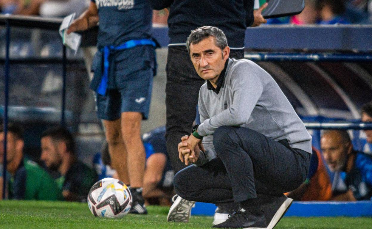 Valverde observa con atención un momento del encuentro.