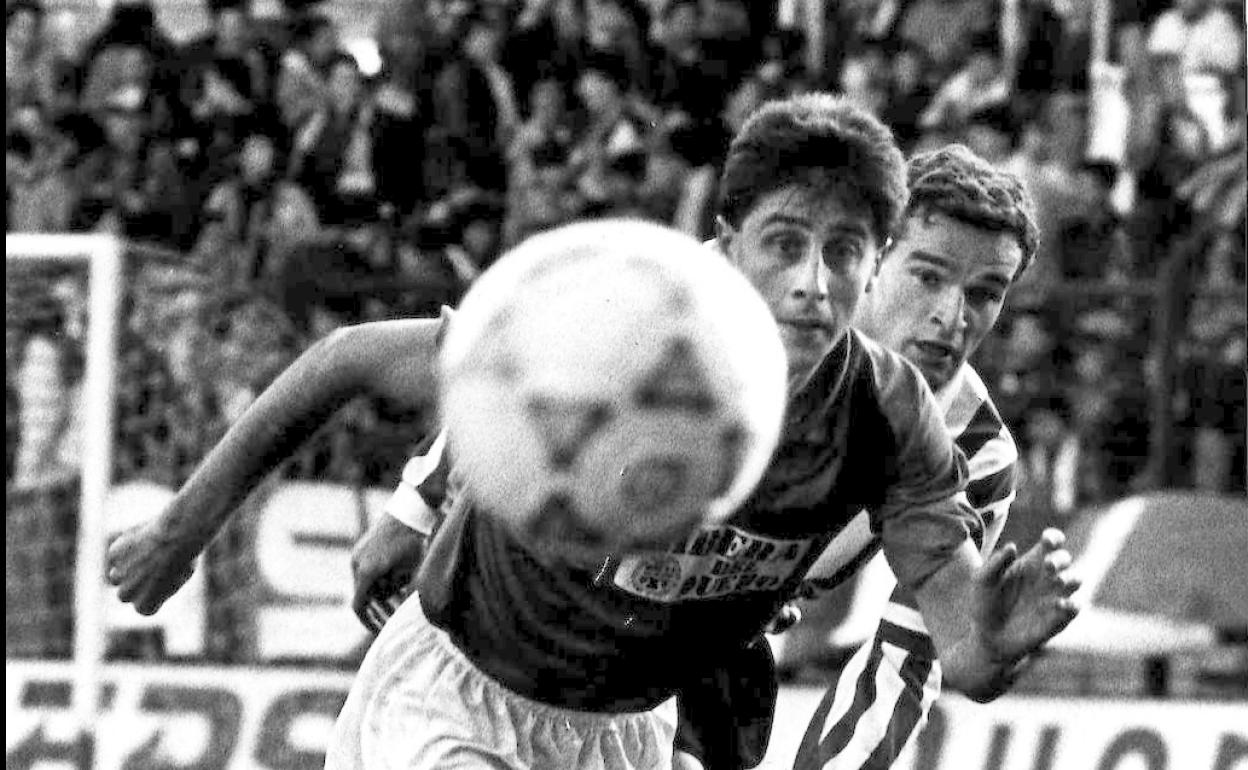 Burgos y Athletic protagonizaron interesantes partidos en El Plantío. En la foto, Loren, entonces en el equipo castellano, y Andrinua, en un duelo en 1992. 