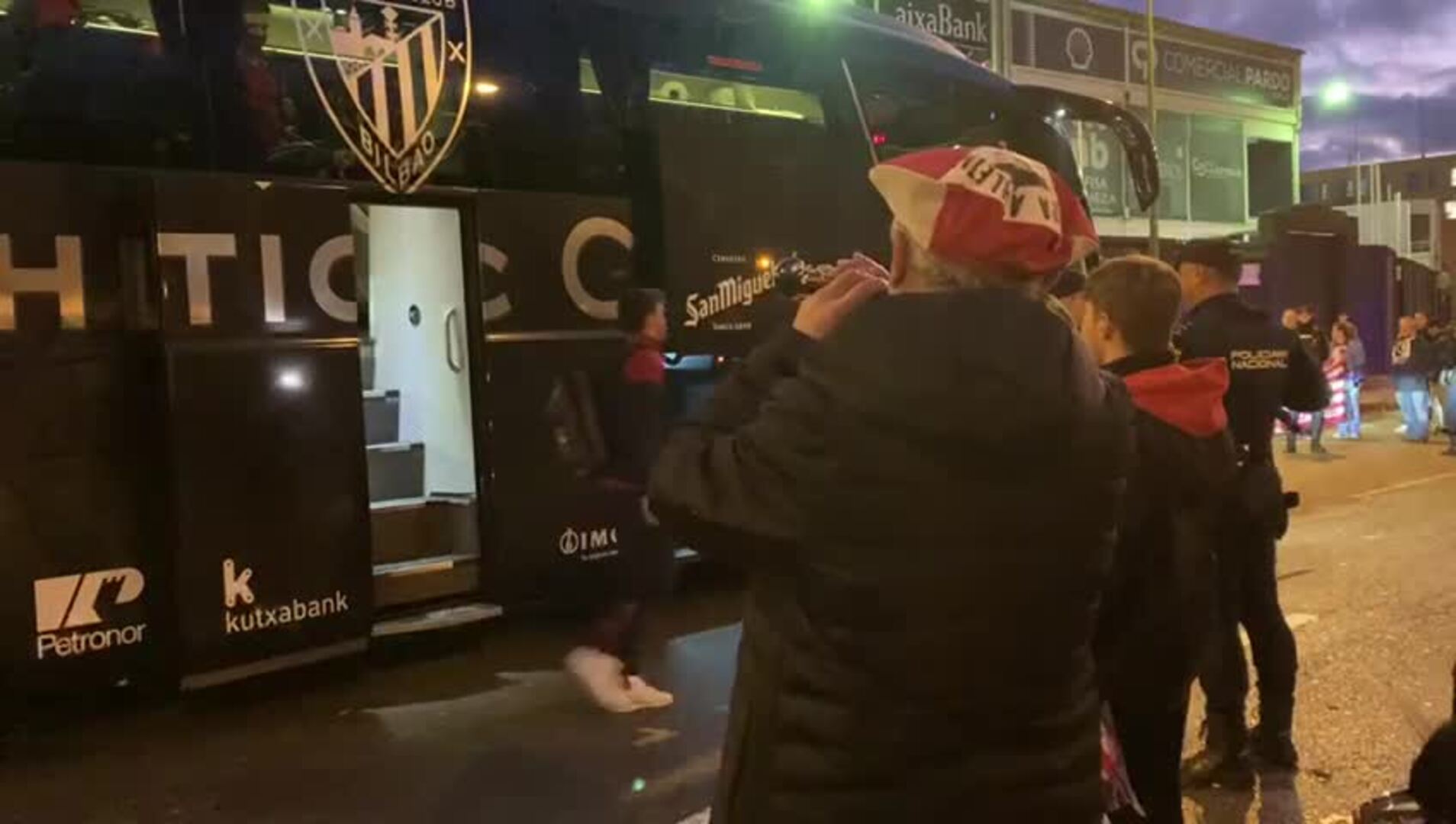El Athletic ha sido recibido por dulzaineros en Burgos