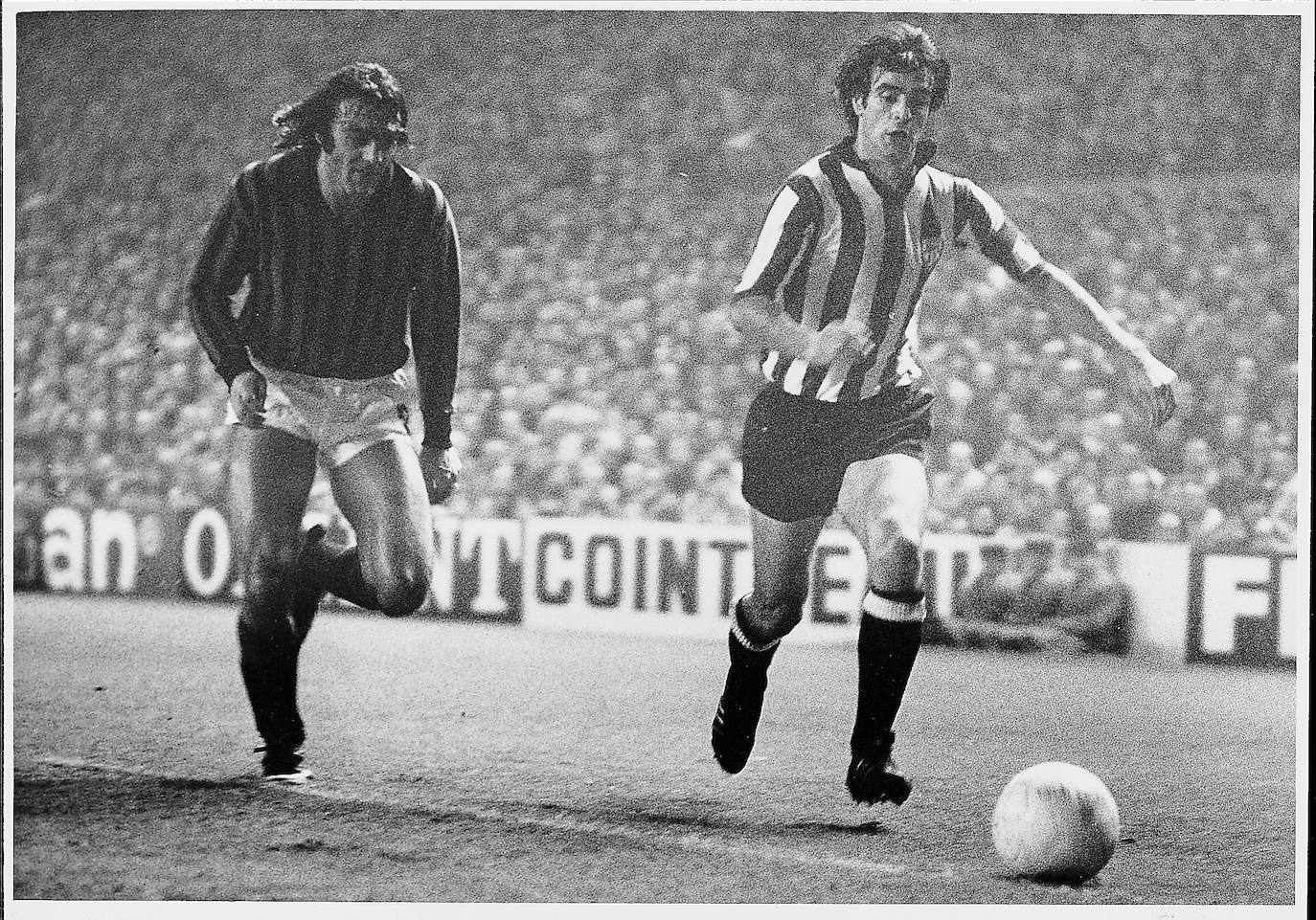 Partido de ida de los octavos de final de la Copa de la UEFA en 1977. Rojo desborda a un defensor del Milan.