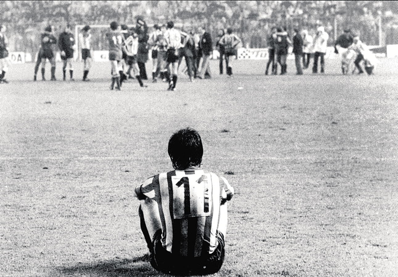 Rojo, sentado sobre el césped de San Mames, tras perder ante la Juve la final de la UEFA de 1977.